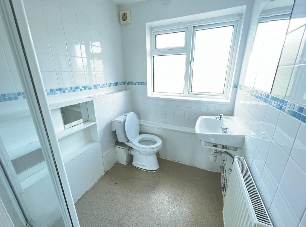 Lot: 103 - FLAT FOR INVESTMENT OR OCCUPATION - General view of bathroom